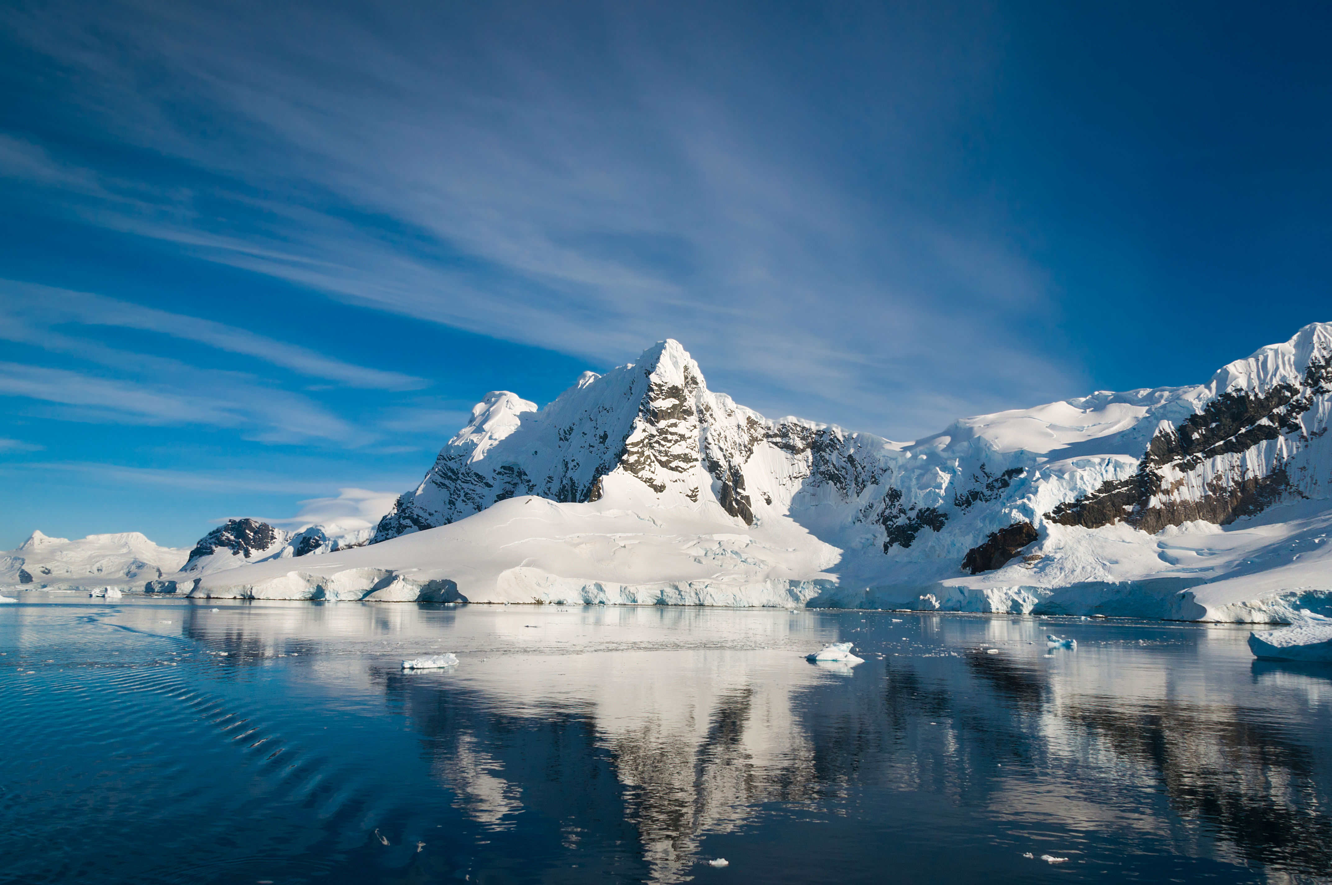 Paradise,Bay,Antarctica,Ocean,And,Mountain,View